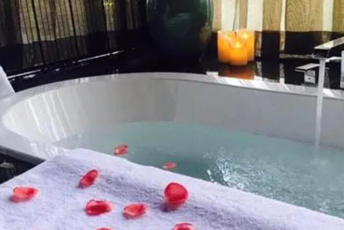 深圳南山区水疗池中的失重冥想：当身体学会漂浮